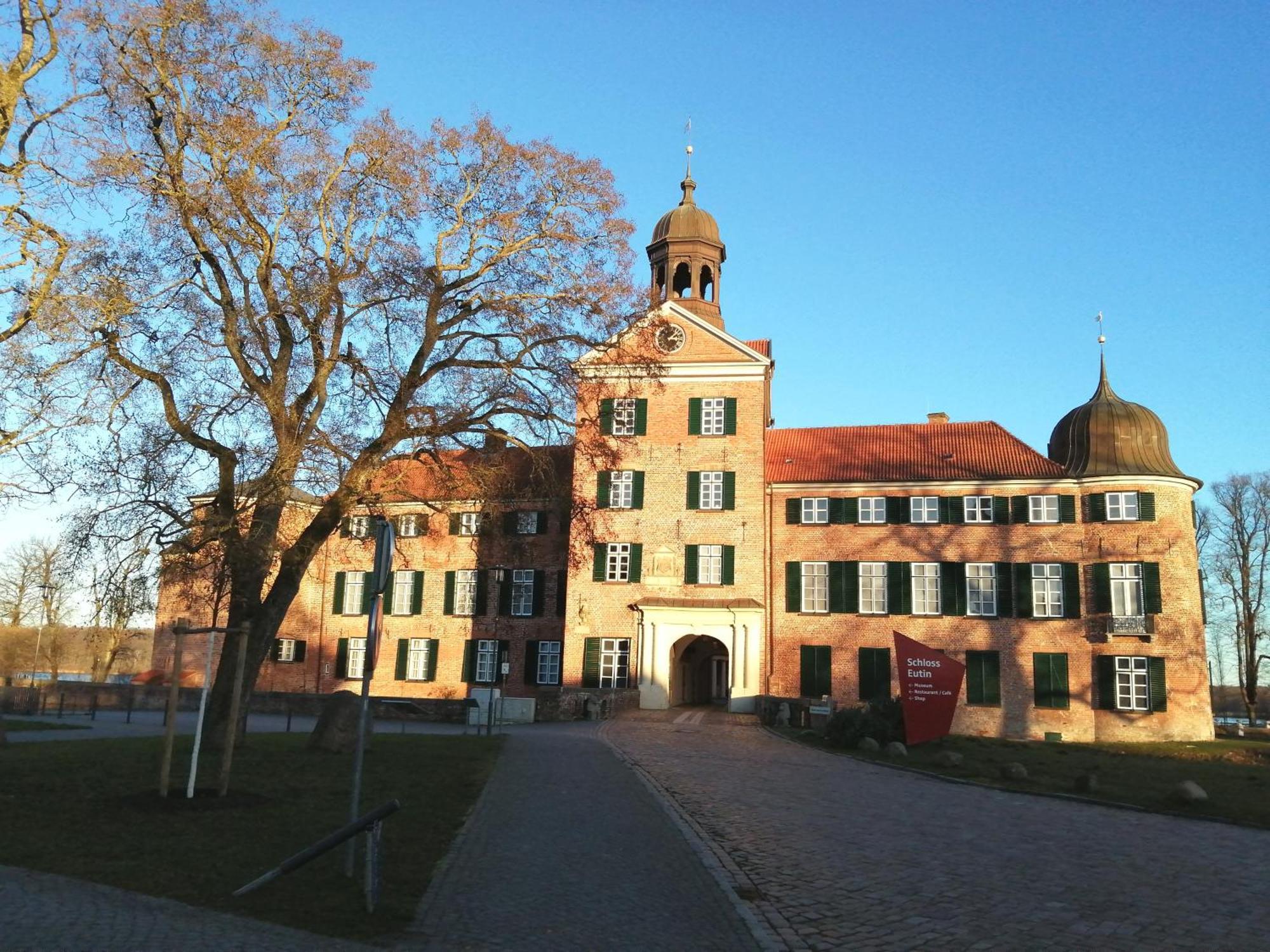 Mitten Im Gruenen - Apartment Mit Wohlfuehlcharakter In Stadtrandlage Eutin Esterno foto