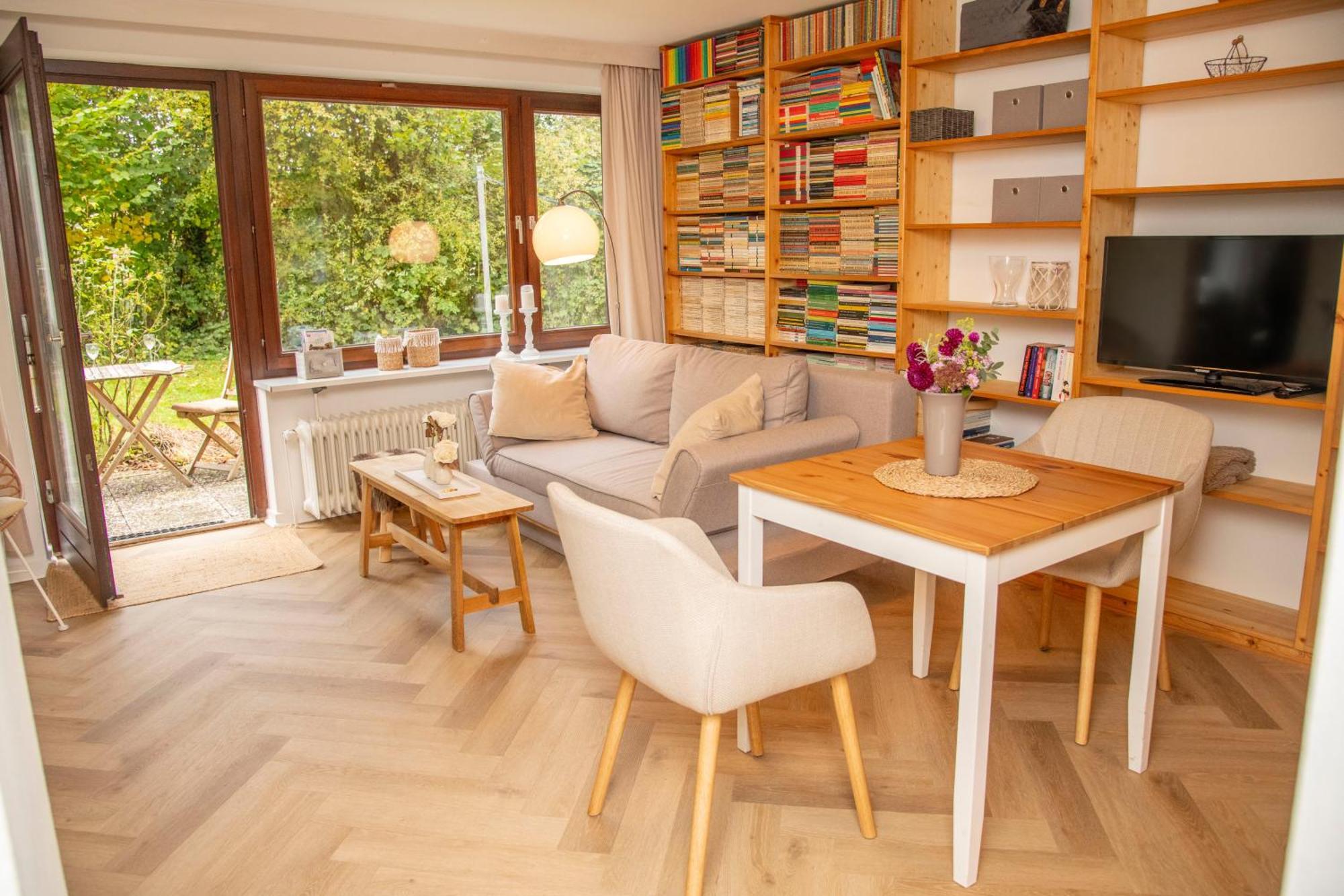 Mitten Im Gruenen - Apartment Mit Wohlfuehlcharakter In Stadtrandlage Eutin Esterno foto